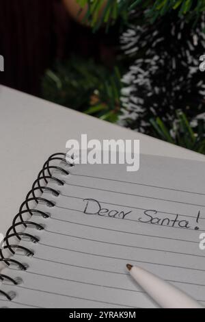 Lettera a Babbo Natale, vista dall'alto del taccuino con CARA BABBO NATALE Foto Stock