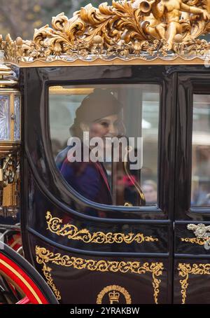 Londra, Regno Unito. 3 dicembre 2024. Il Principe e la Principessa di Galles viaggiano su una carrozza di stato durante il tragitto verso Buckingham Palace dietro la carrozza di stato che trasporta lo sceicco Tamim bin Hamad al Thani, Emiro del Qatar credito: Richard Lincoln/Alamy Live News Foto Stock