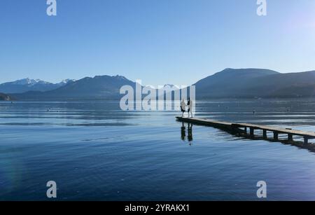 Annecy-le-Vieux, Avenue du petit Port (Francia centro-orientale): Turisti, coppia con un pontone di legno che si affaccia sul lago di Annecy *** didascalia locale * Foto Stock