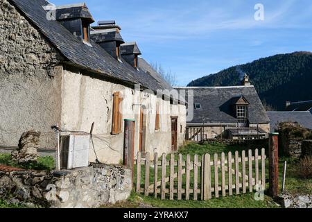 Aulon (Francia sud-occidentale): Abitazioni nel cuore del paese situate ad un'altitudine di 1227 m. il paese fa parte della Valle d'Aure regio Foto Stock