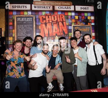 Il cast del " The Choir of Man " lancia la nuova installazione Jungle Pub al Theatre Cafe di St. Martin's Lane, Londra. REGNO UNITO. 3 agosto 2023. - BANG MEDIA INTERNATIONAL FAMOUS PICTURES 28 HOLMES ROAD LONDON NW5 3AB REGNO UNITO TEL +44 (0) 02 7485 1005 EMAIL: PICTURES@FAMOUS.UK.COM Foto Stock