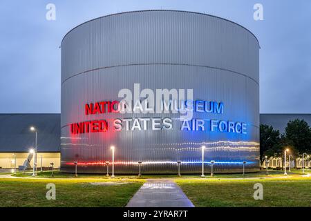 DAYTON, OHIO - 29 SETTEMBRE 2024: Il National Museum of the United States Air Force at Blue Hour. È considerata la più antica e più grande a militare Foto Stock