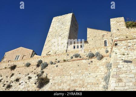 Francia, Côte d'azur, Antibes, le château Grimaldi abrite le musé Picasso où sont exposées les peintures et céramiques de Pablo Picasso Foto Stock