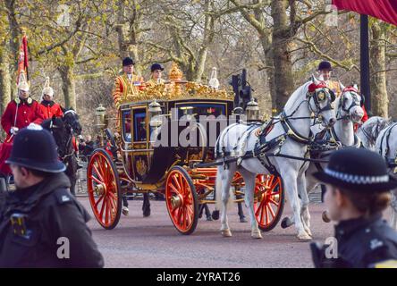 Londra, Inghilterra, Regno Unito. 3 dicembre 2024. Una carrozza con il re Carlo III e l'emiro del Qatar Tamim bin Hamad bin Khalifa al Thani passa attraverso il Mall durante la visita di Stato. (Credit Image: © Vuk Valcic/ZUMA Press Wire) SOLO PER USO EDITORIALE! Non per USO commerciale! Crediti: ZUMA Press, Inc./Alamy Live News Foto Stock