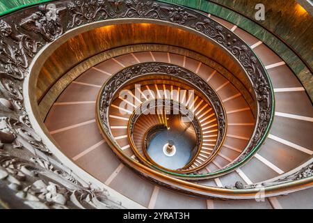 VATICANO - 9 DICEMBRE 2021: Scalinata del Bramante nei Musei Vaticani. Foto Stock