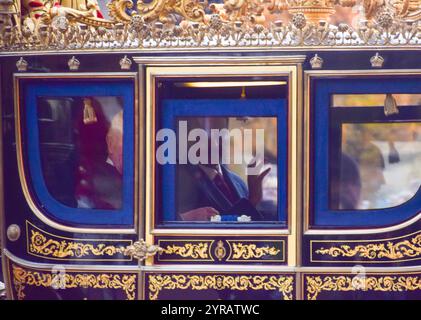 Londra, Inghilterra, Regno Unito. 3 dicembre 2024. L'emiro del Qatar TAMIM BIN HAMAD BIN KHALIFA AL THANI e IL RE CARLO III attraversano il Mall in carrozza durante la visita di Stato. (Credit Image: © Vuk Valcic/ZUMA Press Wire) SOLO PER USO EDITORIALE! Non per USO commerciale! Crediti: ZUMA Press, Inc./Alamy Live News Foto Stock
