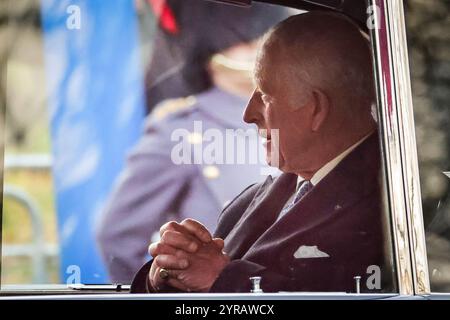 Londra, Regno Unito. 3 dicembre 2024. Re Carlo si reca alle guardie a cavallo prima del cerimoniale. Re Carlo III, il Principe e la Principessa del Galles, Guglielmo e Caterina, e lo sceicco Tamim bin Hamad al Thani, l'emiro di Qata e lo sceicco Jawaher bint Hamad bin Suhaim al Thani, viaggiano in carrozza lungo il Mall come parte dei procedimenti durante la visita di stato dell'emiro nel Regno Unito, che includono presentazioni cerimoniali sulla Horse Guards Parade. Crediti: Imageplotter/Alamy Live News Foto Stock