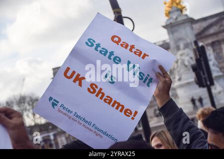 Londra, Regno Unito. 3 dicembre 2024. I manifestanti si riuniscono vicino a Buckingham Palace mentre Tamim bin Hamad bin Khalifa al Thani, emiro del Qatar, partecipa alle cerimonie con i membri della famiglia reale durante la visita di Stato. Crediti: Vuk Valcic/Alamy Live News Foto Stock