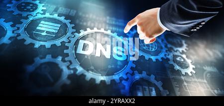 DNS. Domain Name System (sistema nomi di dominio) sullo schermo virtuale. Comunicazione Web di rete 2024. Supporti misti Foto Stock
