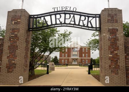 Statua di Elvis Presley nel parco fieristico di Tupelo, Mississippi Foto Stock