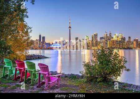 Toronto, Ontario, Canada, paesaggio urbano sul lago Ontario al crepuscolo Foto Stock