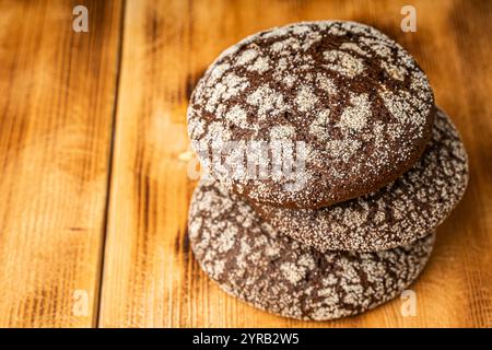Panini o pane di farina di segale su fondo di legno. Spazio per il testo. Copyspace. Foto di alta qualità Foto Stock