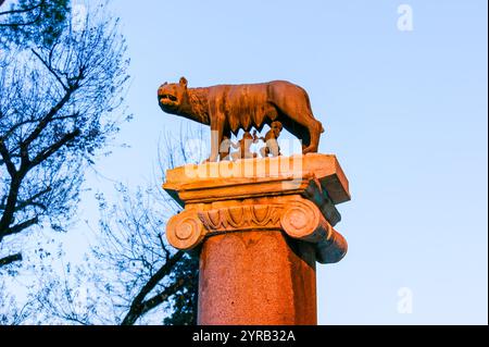 La scultura in bronzo del lupo Capitolino, scena della leggenda della fondazione di Roma, Italia Foto Stock