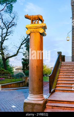 La scultura in bronzo del lupo Capitolino, scena della leggenda della fondazione di Roma, Italia Foto Stock