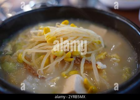 La zuppa di merluzzo giallo secco è il classico cibo da sbornia in Corea Foto Stock