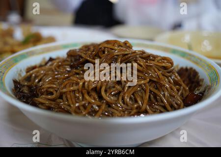 I deliziosi spaghetti neri di Jjajangmyeon, un tipico piatto cinese in stile coreano Foto Stock