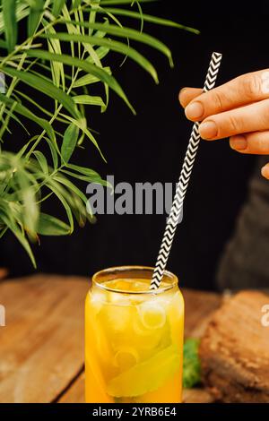 Limonata fatta in casa con limoni freschi e un tocco di dolcezza si rilassa perfettamente. Lo sfondo scuro mette in risalto i suoi colori vivaci, offrendo un Foto Stock