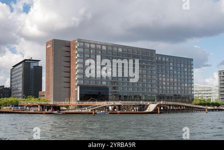 Persone che passeggiano e si rilassano sulla banchina di Kalvebod di fronte al Marriott Hotel, Vesterbro, Copenhagen, Danimarca Foto Stock