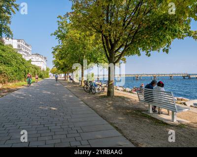 Persone che camminano, pedalano e si rilassano sulla Strandpromenade di Sassnitz, Rügen, Meclemburgo-Vorpommern, Germania Foto Stock