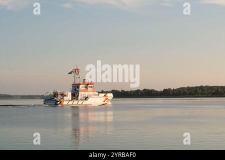 Nave di ricerca e salvataggio SAR Nis Randers che naviga vicino al porto di Barhöft, Rügen, Meclemburgo-Vorpommern, Germania Foto Stock