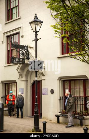 Irlanda, Contea di Mayo, Ballina, Pearse Street, persone fuori dalla biblioteca Foto Stock