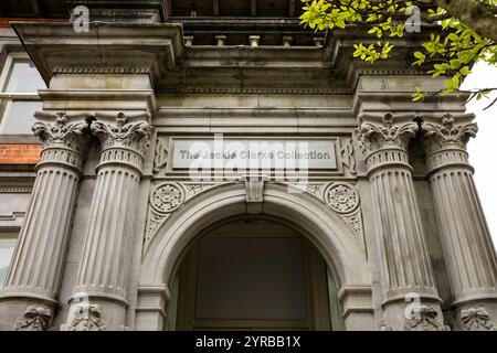 Irlanda, Contea di Mayo, Ballina, Pearse Street, ingresso dell'edificio della Collezione Jackie Clarke Foto Stock