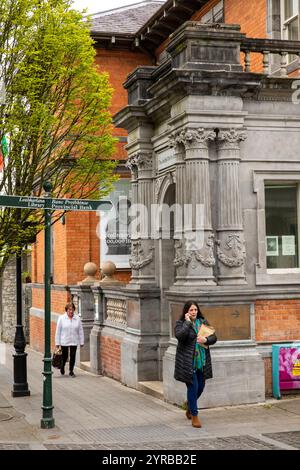 Irlanda, Contea di Mayo, Ballina, Pearse Street, l'edificio della Collezione Jackie Clarke Foto Stock