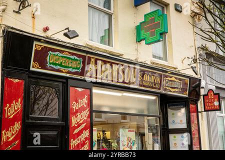 Irlanda, Contea di Mayo, Ballina, Pearse Street, vecchio segno dorato del chimico di Adamson Foto Stock