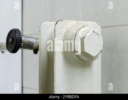 Radiatore e valvola del riscaldatore dell'acqua in metallo vecchio Foto Stock