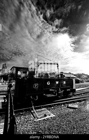 Vista in bianco e nero dell'acqua di un motore a vapore d'epoca che viene riempita alla stazione ferroviaria di vale of Rheidol ad Aberystwyth, Galles Foto Stock