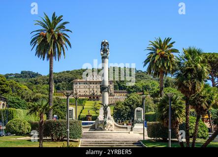 Frascati, Lazio, Italia. Monumento ai caduti in guerra in Piazza Roma. Villa Aldobrandini dietro Foto Stock