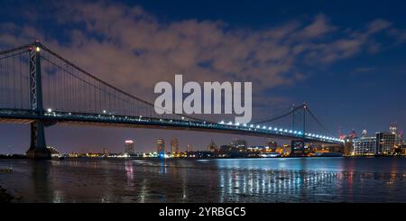 Ottobre 2021, Filadelfia, Pennsylvania, Stati Uniti - Filadelfia, PA da Camden, New Jersey, all'alba, che mostra il ponte Ben Franklin sul fiume Delaware Foto Stock