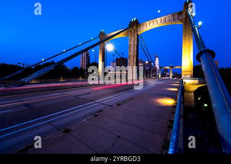 2021 SETTEMBRE, Minneapolis, Minnesota, Stati Uniti - Vista di Minneapolis, skyline dal fiume Mississippi con Hennepin Avenue Bridge, notte e giorno Foto Stock