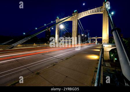 2021 SETTEMBRE, Minneapolis, Minnesota, Stati Uniti - Vista di Minneapolis, skyline dal fiume Mississippi con Hennepin Avenue Bridge, notte e giorno Foto Stock