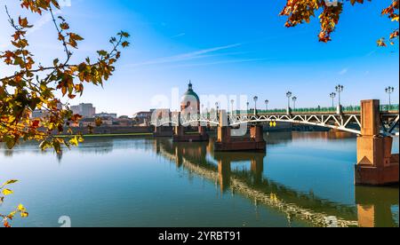 Il ponte Saint Pierre sulla Garonna e la cupola de la grave a Tolosa in Occitania, Francia Foto Stock