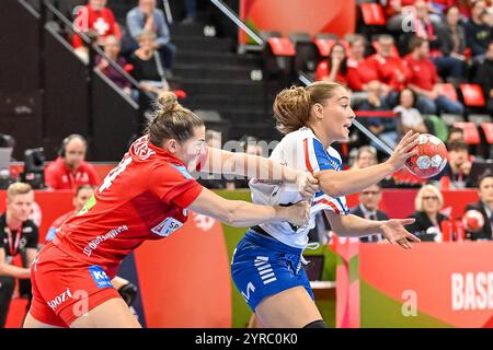 Suna Krossteig Hansen (Faeroeer Inseln, n. 10) am Ball und im Duell mit Rikke Iversen (Daenemark, n. 34) sui, Faeroeer Inseln - Daenemark, Frauen-Handball, Womens EHF EURO 2024, 3. Spieltag, gruppo D, 03.12.2024 foto: Eibner-Pressefoto/Thomas Hess Foto Stock