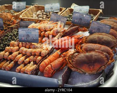 Pesce fresco in mostra Foto Stock