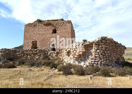Rovine di Rodalquilar, Torre de los Alumbres o Castillo de Rodalquilar. Cabo de Gata, Almería, Andalusia, Spagna. Foto Stock