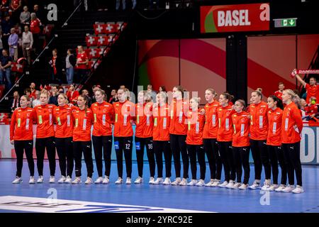 Basilea, Svizzera. 3 dicembre 2024. Basilea, Svizzera, 3 dicembre 2024: Danimarca giocatori durante l'inno prima della partita femminile EHF Euro 2024 tra Faroe e Danimarca a St. Jakobshalle a Basilea, Svizzera. Philipp Kresnik (Philipp Kresnik/SPP) credito: SPP Sport Press Photo. /Alamy Live News Foto Stock