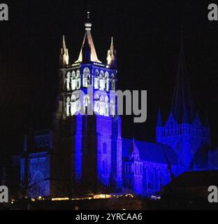 Losanna, Vaud, Svizzera. 3 dicembre 2024. Losanna Svizzera, 12/03/2024: Cattedrale di Losanna illuminata da luce blu durante Losanna Lights 2025. Le luci di Losanna 2025 si sono svolte nel centro della città di Losanna. (Immagine di credito: © Eric Dubost/ZUMA Press Wire) SOLO PER USO EDITORIALE! Non per USO commerciale! Foto Stock