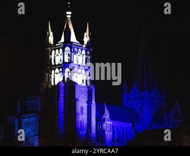 Losanna, Vaud, Svizzera. 3 dicembre 2024. Losanna Svizzera, 12/03/2024: Cattedrale di Losanna illuminata da luce blu durante Losanna Lights 2025. Le luci di Losanna 2025 si sono svolte nel centro della città di Losanna. (Immagine di credito: © Eric Dubost/ZUMA Press Wire) SOLO PER USO EDITORIALE! Non per USO commerciale! Foto Stock