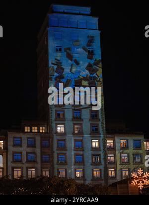 Losanna, Vaud, Svizzera. 3 dicembre 2024. Losanna Svizzera, 12/03/2024: La torre BEL AIR illuminata da un'animazione durante Losanna Lights 2025. Le luci di Losanna 2025 si sono svolte nel centro della città di Losanna. (Immagine di credito: © Eric Dubost/ZUMA Press Wire) SOLO PER USO EDITORIALE! Non per USO commerciale! Foto Stock