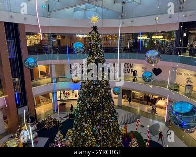 Albero di Natale e decorazioni natalizie presso il centro commerciale Gran Casa Foto Stock