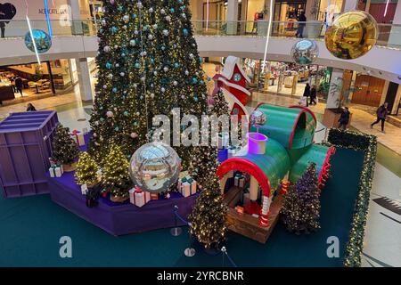 Albero di Natale e decorazioni natalizie presso il centro commerciale Gran Casa Foto Stock