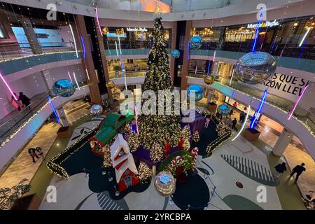 Albero di Natale e decorazioni natalizie presso il centro commerciale Gran Casa Foto Stock