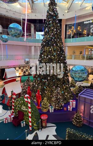 Albero di Natale e decorazioni natalizie presso il centro commerciale Gran Casa Foto Stock