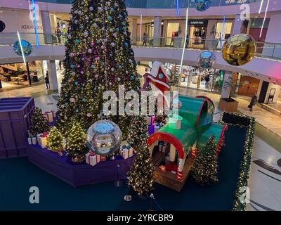 Albero di Natale e decorazioni natalizie presso il centro commerciale Gran Casa Foto Stock