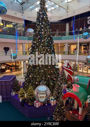 Albero di Natale e decorazioni natalizie presso il centro commerciale Gran Casa Foto Stock