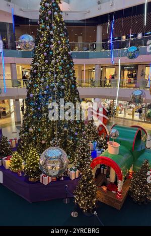 Albero di Natale e decorazioni natalizie presso il centro commerciale Gran Casa Foto Stock