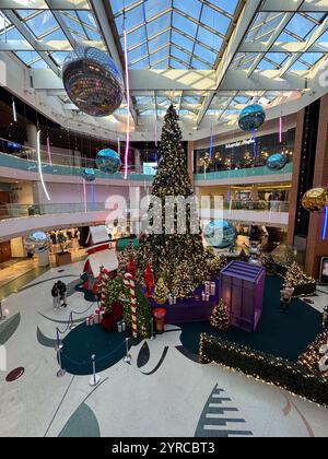 Albero di Natale e decorazioni natalizie presso il centro commerciale Gran Casa Foto Stock